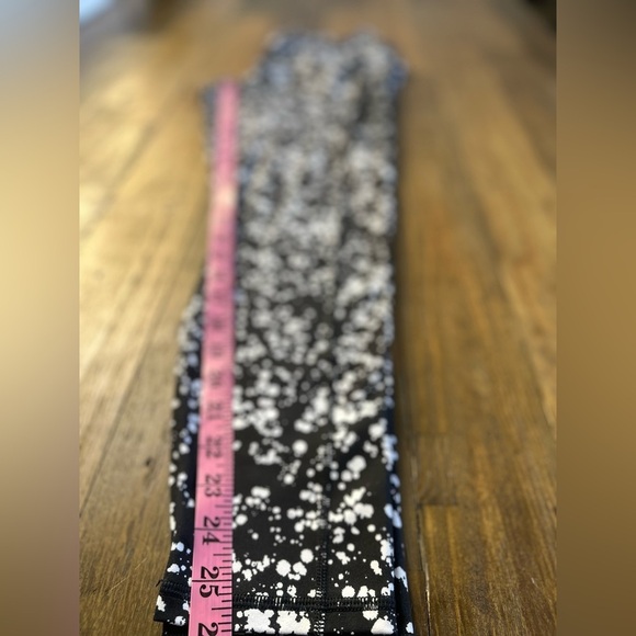 FABLETICS Black And White Speckled On-The-Go PowerHold® High-Waisted
Legging - Picture 11 of 14